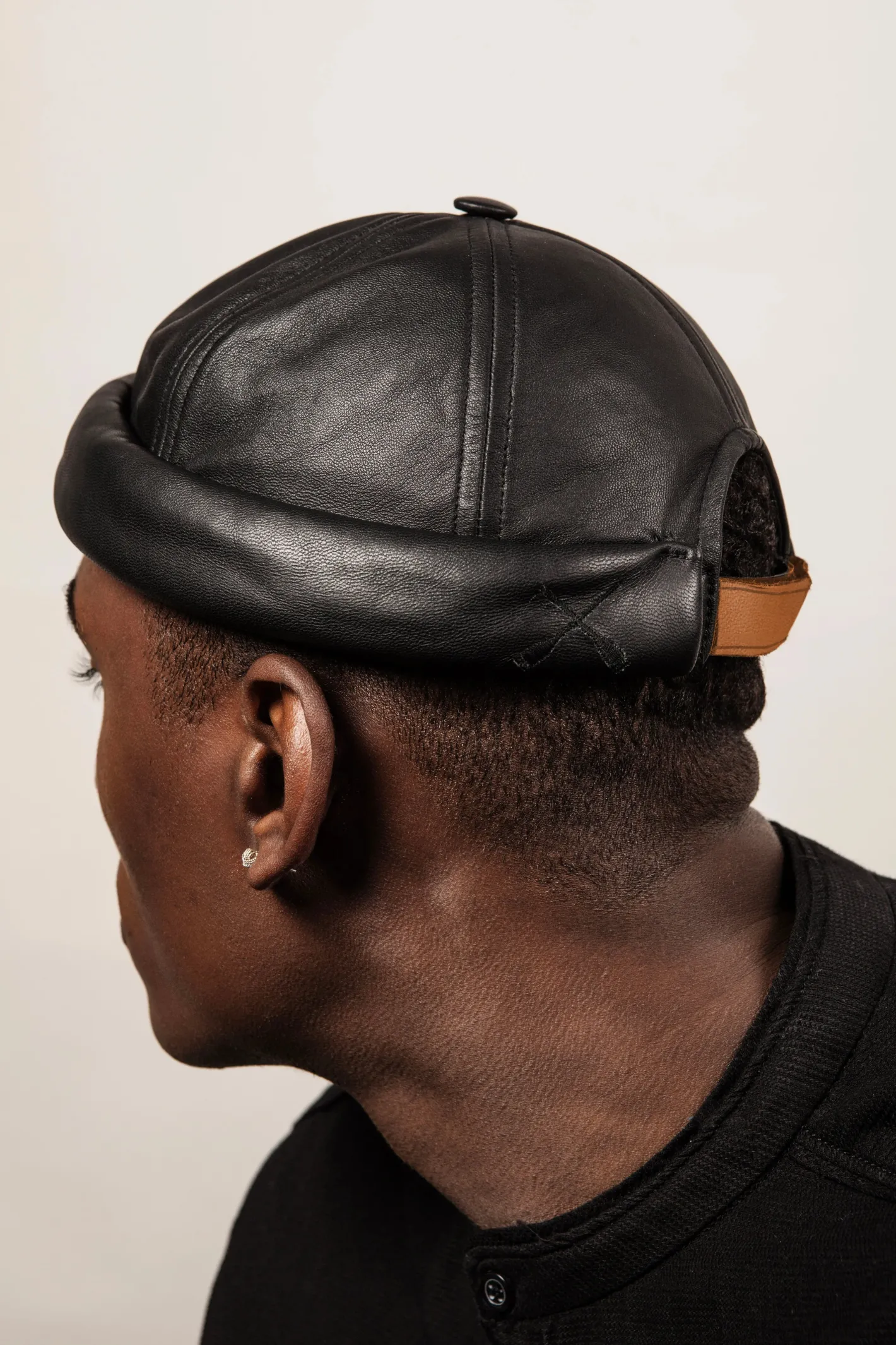 hollington Accessoires*bonnet docker miki de chez Béton Ciré en cuir noir