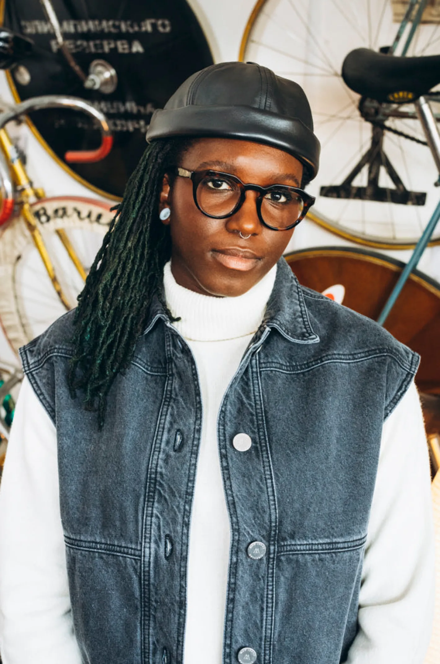 hollington Accessoires*bonnet docker miki de chez Béton Ciré en cuir noir