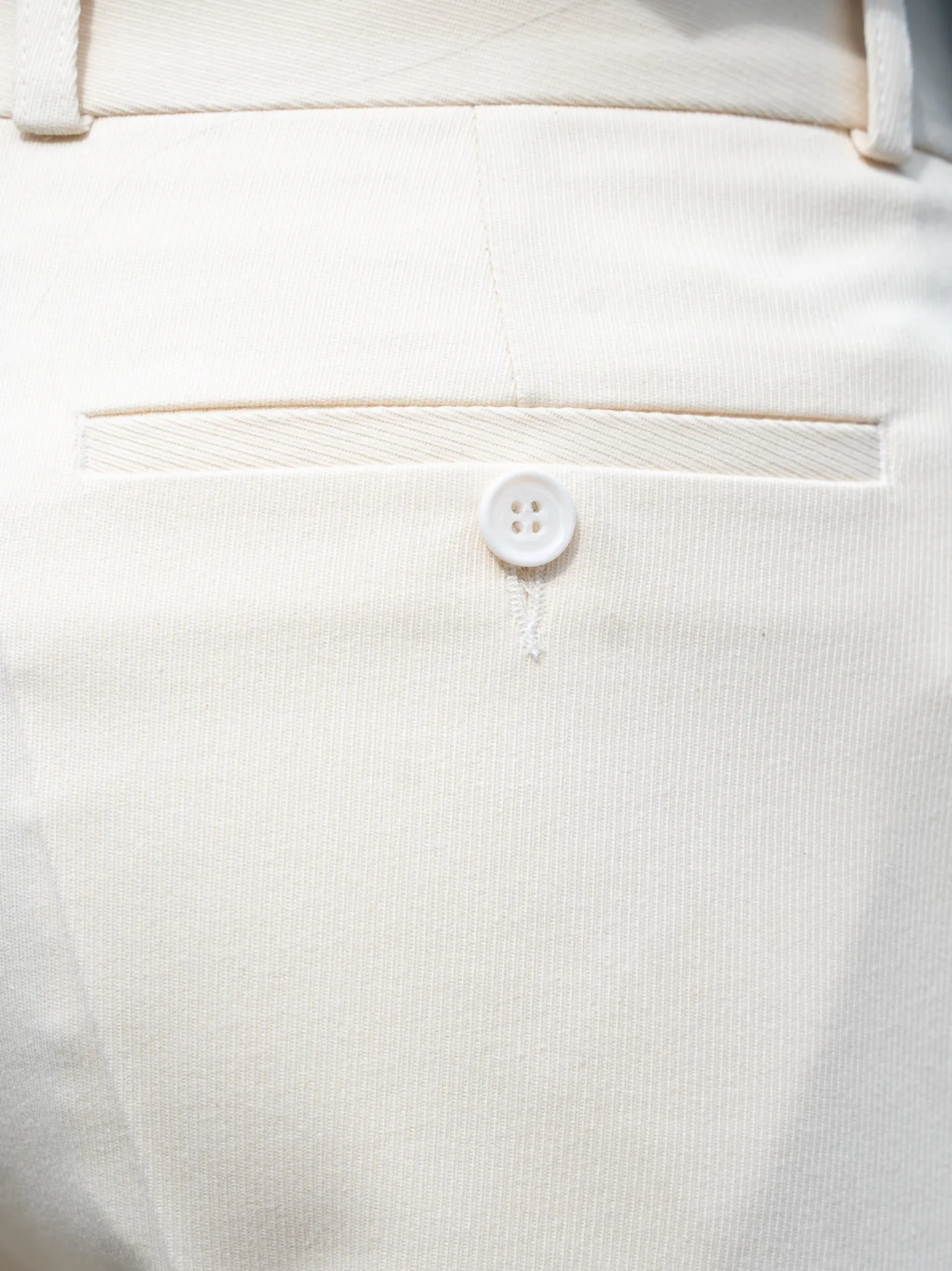 pantalon_italien_siza_cru_en_serge_de_coton_et_laine_3.webp hollington Pantalons*pantalon italien siza écru en serge de coton et laine